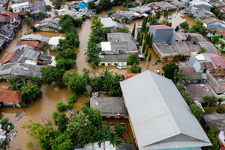 Lire la suite à propos de l’article « 3,3         milliards d’êtres humains exposés au changement climatique – Canicules,         manque d’eau, inondations,… »