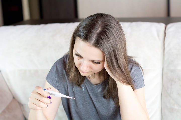 femme-malade-thermometre