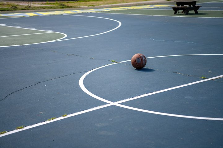 terrain-de-basket-delabre